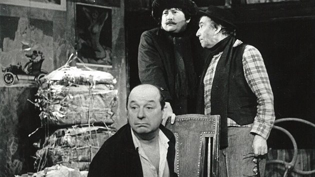 Re�is�r Jan Ka�er m�l tehdy zak�z�no pracovat v Praze, a proto dlouh� roky doj�d�l do Ostravy, kde vytvo�il �adu vynikaj�c�ch inscenac�. I tento sn�mek s Karlem Vocho�em na kolenou je z Hlu�n� samoty.