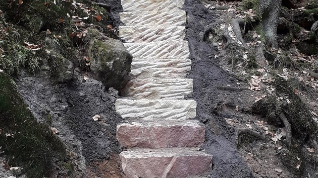 Nov vytvoen pskovcov schody ve svahu od Srovho potoka k vyhldce Skaln brati v oblasti Kyjovskho dol