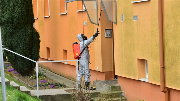 Hasii kvli zastaven en koronavirov nkazy dezinfikovali bytov domy v Uherskm Brod.