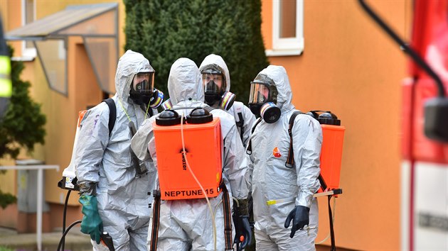 Hasiči kvůli zastavení šíření koronavirové nákazy dezinfikovali bytové domy v Uherském Brodě.