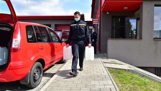 Hasiči kvůli zastavení šíření koronavirové nákazy dezinfikovali bytové domy v Uherském Brodě.