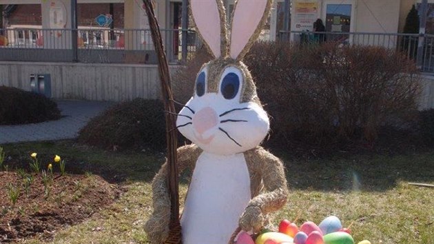 Velikonoční výzdoba včetně obřího ručně vyrobeného zajíce, kterou z mohelnického náměstí ukradl zloděj jen den po jejím umístění a silně tím naštval místní.
