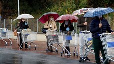 Lidé na italské Sicílii ekají ve front na vstup do supermarketu. (23. bezna...