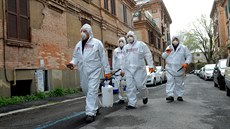 Pracovníci v italském ím dezinfikují veejná místa kvli koronaviru. (28....