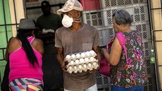 Lidé nakupují v kubánské Havan jídlo. (27. bezna 2020)