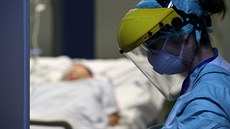 Zdravotnice na jednotce intenzivní pée v nemocnici Erasme v Bruselu. (30....