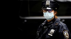 Newyorská policistka hlídkuje v rouce na Manhattanu. (30. bezna 2020)