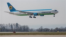 Boeing 767 spolenosti Uzbekistan Cargo transportuje ochranné pomcky z íny na...