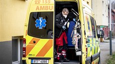 Zdravotník pináí testovací sadu na odbr vzork do Domova pro seniory Iris v...