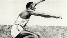 Jesse Owens p�i skoku do dálky na olympiád� v Berlín� 1936