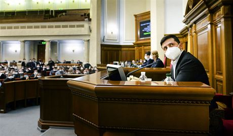 Ukrajinský prezident Volodymyr Zelenskyj (vpravo) bhem mimoádného zasedání...