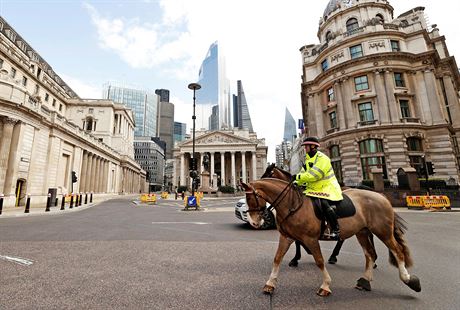 Londýnský policista na koni ped budovou Bank of England, centrální bankou...