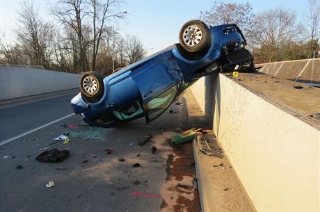 Auto se po nárazu do mostu otoilo na stechu.