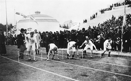 SPRINTEI. Start finále bhu na 100 metr na hrách v Aténách 1896.