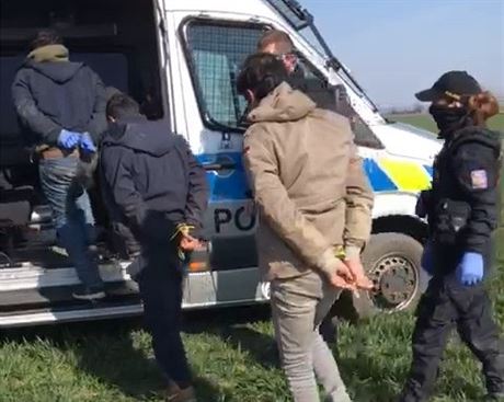 Migranty z Afriky zadreli policisté na Vykovsku, kdy se pokusili utéct....