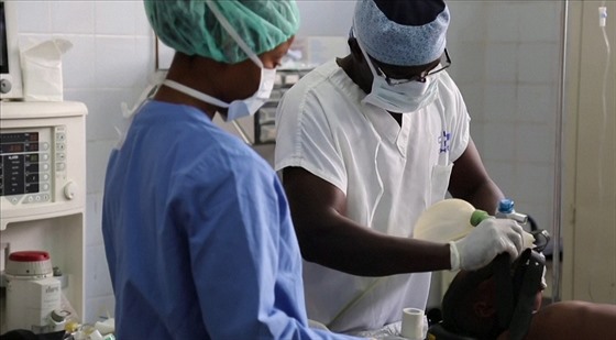 Doktoi v Africe zachraují pacienty s koronavirem
