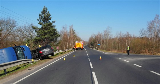 Dopravní nehoda mezi Sokolovem a Lomnicí.