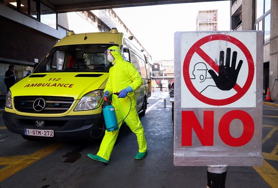 Záchranái pomáhají v Bruselu nemocným s koronavirem. (1. dubna 2020)