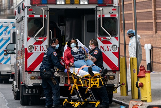 Záchranái piváejí pacientku s koronavirem do nemocnice v newyorském...
