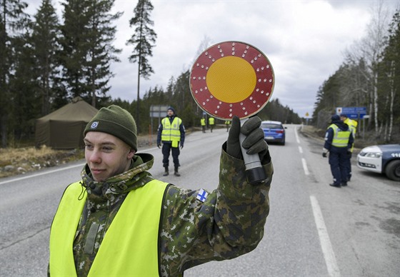 Finská armáda kontroluje idie na cest z Helsinek. (1.dubna 2020)
