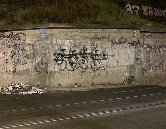 Nové graffiti u kiovatky U Bulhara