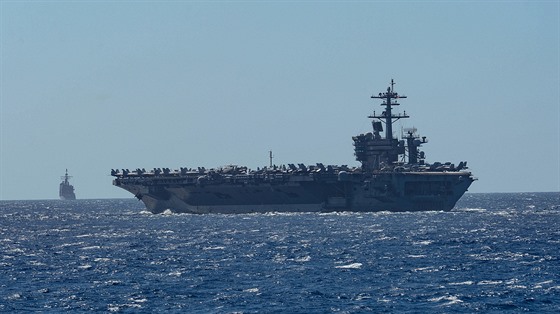 Americká letadlová loď USS Theodore Roosevelt během březnové plavby u Filipín
