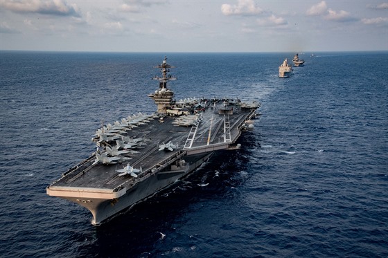 Americká letadlová lo USS Theodore Roosevelt bhem beznové plavby u Filipín
