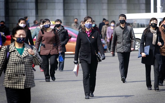 Lidé v roukách na ulici v severokorejském Pchjongjangu (1. dubna 2020)
