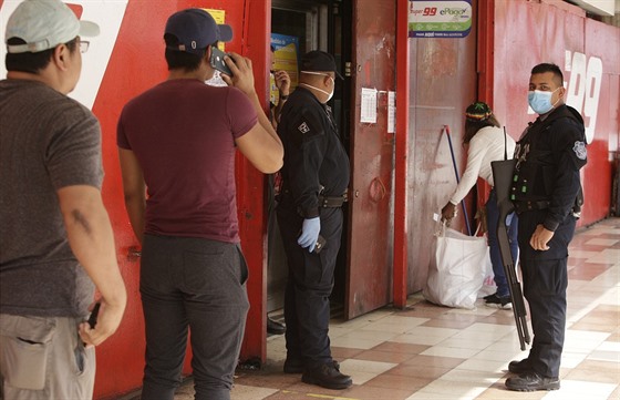 Panamská policie kontroluje vstup do supermarketu, aby zamezila íení...