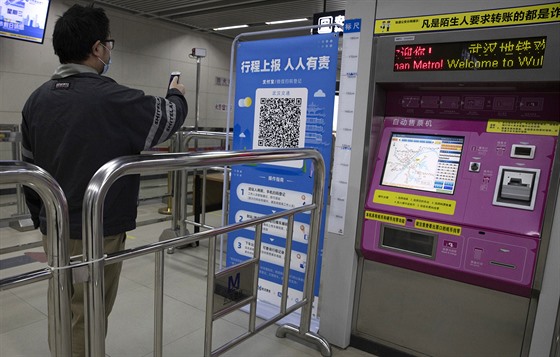 Cestující skenuje telefonem kód v metru ve Wu-chanu. Pokud mu telefon ukáe...