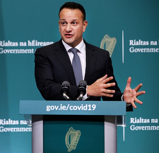 Irský premiér Leo Varadkar bhem tiskové konference o koronaviru. Premiér se...