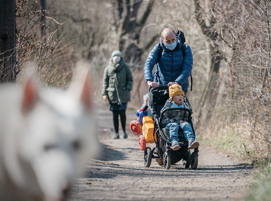 Lidé vyuívají jarní poasí na svých zahrádkách v praské kolonii Veleslavín....