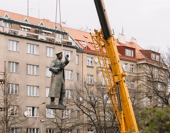 Praha 6 zaala ráno odstraovat sochu generála Ivana Stpanovie Konva v...