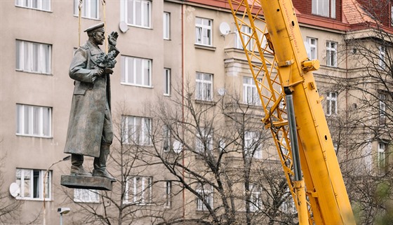 Praha 6 zaala ráno odstraovat sochu generála Ivana Stpanovie Konva v...