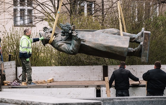 Odstraování sochy generála Ivana Stpanovie Konva v Praze 6. (3. dubna 2020) 