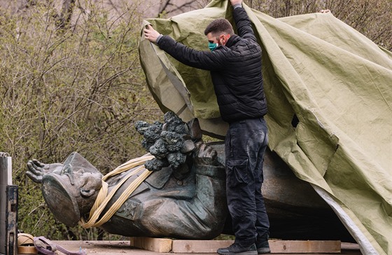 Praha 6 začala ráno odstraňovat sochu generála Ivana Stěpanoviče Koněva v...