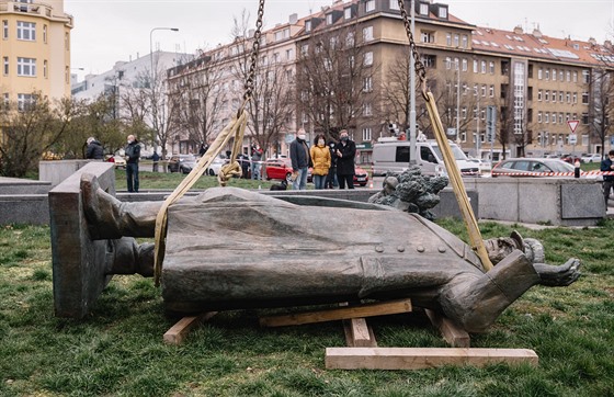 Praha 6 začala ráno odstraňovat sochu generála Ivana Stěpanoviče Koněva v...