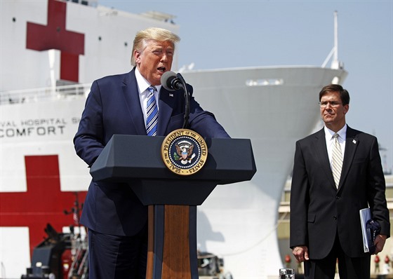 Americký prezident Donald Trump promlouvá ped nemocniní lodí námoní flotily,...