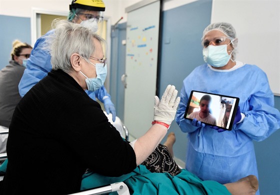 Pacientka v milánské nemocnici se zdraví s píbuznými pes tablet. (7. dubna...