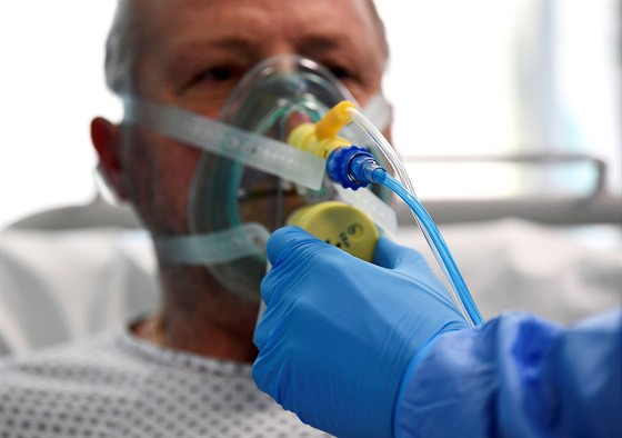 Pacient v milánské nemocnici infikovaný chorobou covid-19 potebuje dýchací...