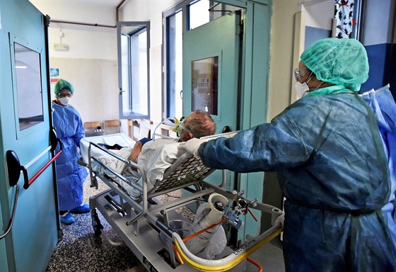 Pevoz pacienta s onemocnním covid-19 v milánské nemocnici Cernusco sul...