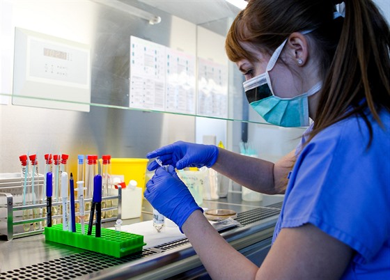 V Ústavu mikrobiologie olomoucké fakultní nemocnice se každý den testují vzorky na koronavirus. Zájem o testy nyní výrazně vzrostl.