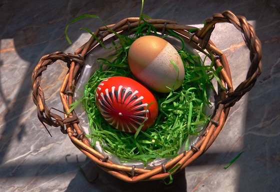 Vypadá jako malované, ale není tomu tak. Slepice snesla dokonale dvoubarevné...