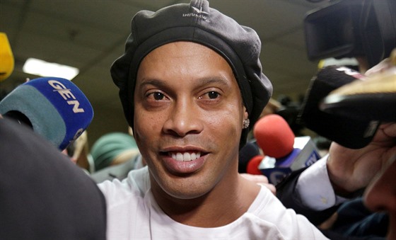 Bývalá fotbalová hvzda Ronaldinho poté, co byl proputn v Praguayi z vzení.