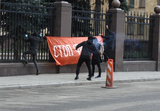 lenové strany Jiné Rusko zaútoili na eskou ambasádu v Moskv. Do budovy...