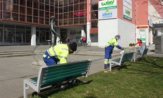 Uherské Hradiště dezinfikuje lavičky ve městě.