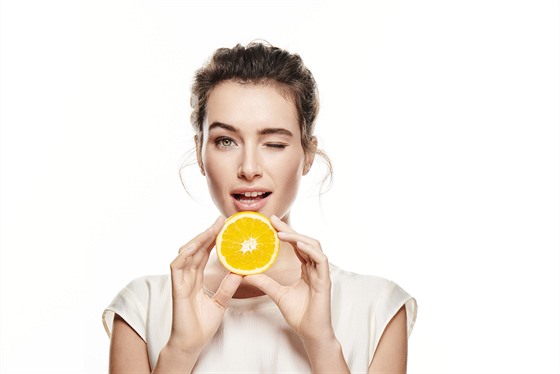 Vitamin C je v boji proti volnm radiklm uinnm zzrakem. Foto: Eucerin