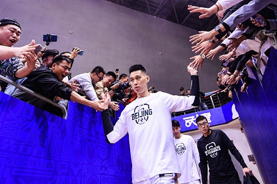 Jeremy Lin z Peking Ducks se zdraví s ínskými fanouky.