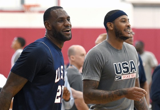 LeBron James (vlevo) a Carmelo Anthony na tréninku americké reprezentace