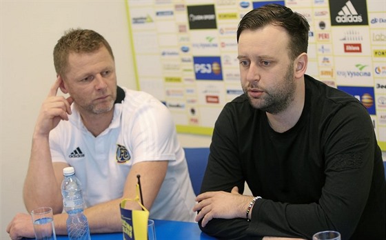 Jihlavský trenér Radim Kuera (vlevo) a editel Jan Stank na tiskové konferenci